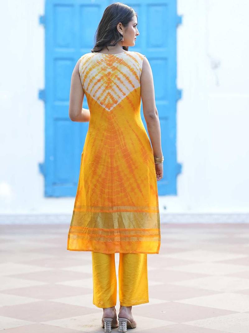 Women Dyed Regular Pure Silk Kurta Set With Dupatta