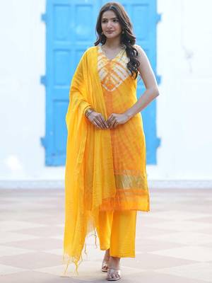 Women Dyed Regular Pure Silk Kurta Set With Dupatta 6