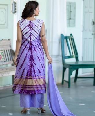 Abstract Printed V-Neck Pure Silk Kurta With Trousers & Dupatta 4