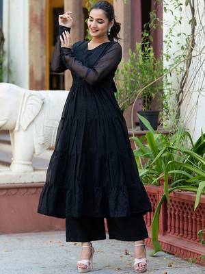 Paisley Woven Design V-Neck Tiered Georgette Anarkali Kurta with Palazzo and Belt 4