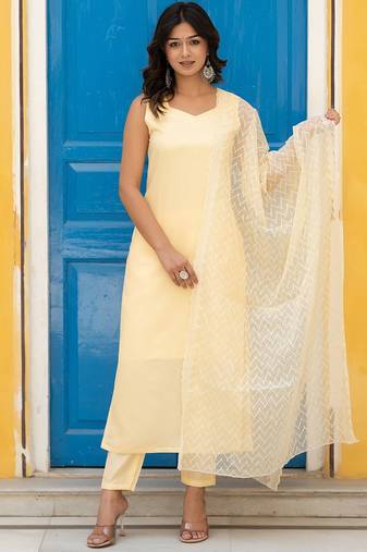 Sweetheart Neck Regular Thread Work Pure Silk Kurta With Trousers & Dupatta