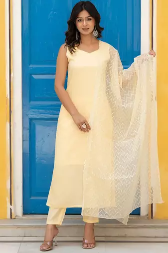 Sweetheart Neck Regular Thread Work Pure Silk Kurta With Trousers & Dupatta