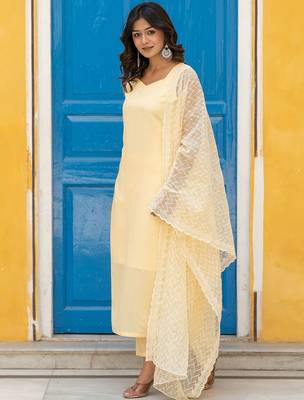 Sweetheart Neck Regular Thread Work Pure Silk Kurta With Trousers & Dupatta 3
