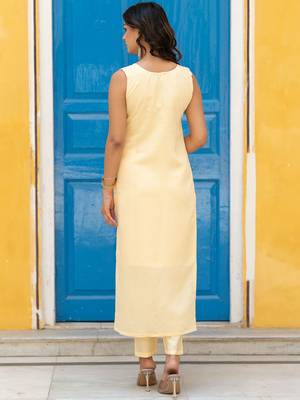 Sweetheart Neck Regular Thread Work Pure Silk Kurta With Trousers & Dupatta 4