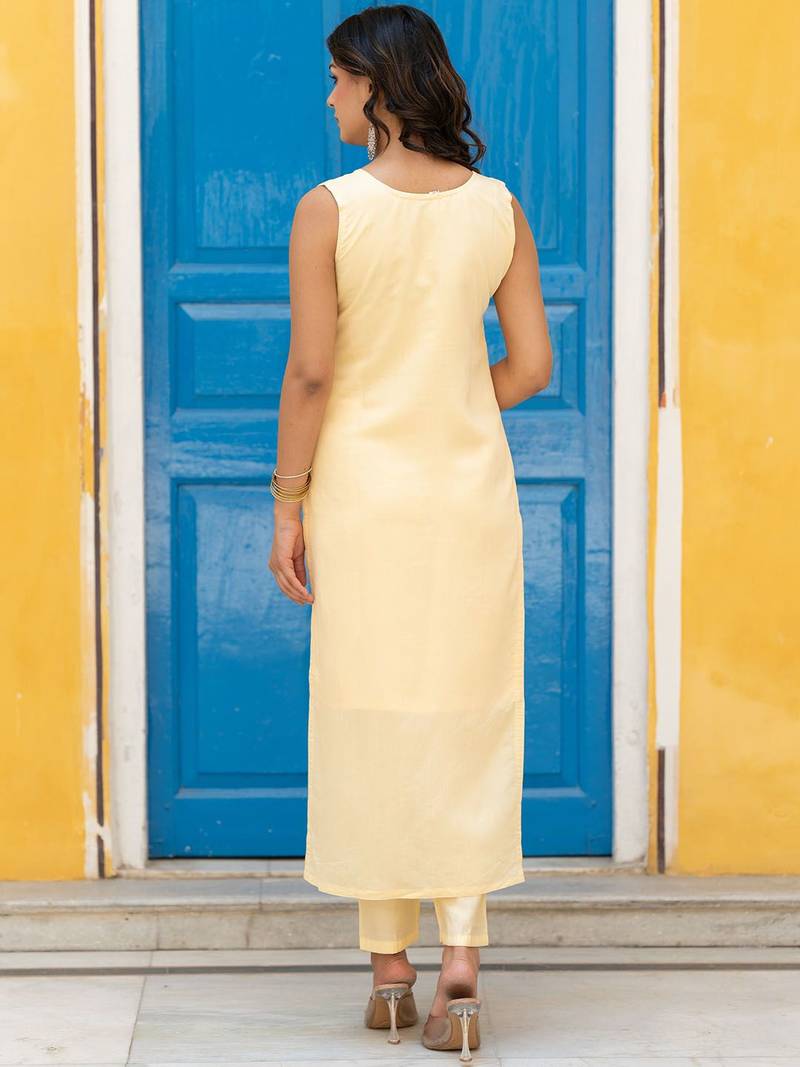 Sweetheart Neck Regular Thread Work Pure Silk Kurta With Trousers & Dupatta