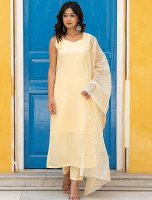Sweetheart Neck Regular Thread Work Pure Silk Kurta With Trousers & Dupatta 5