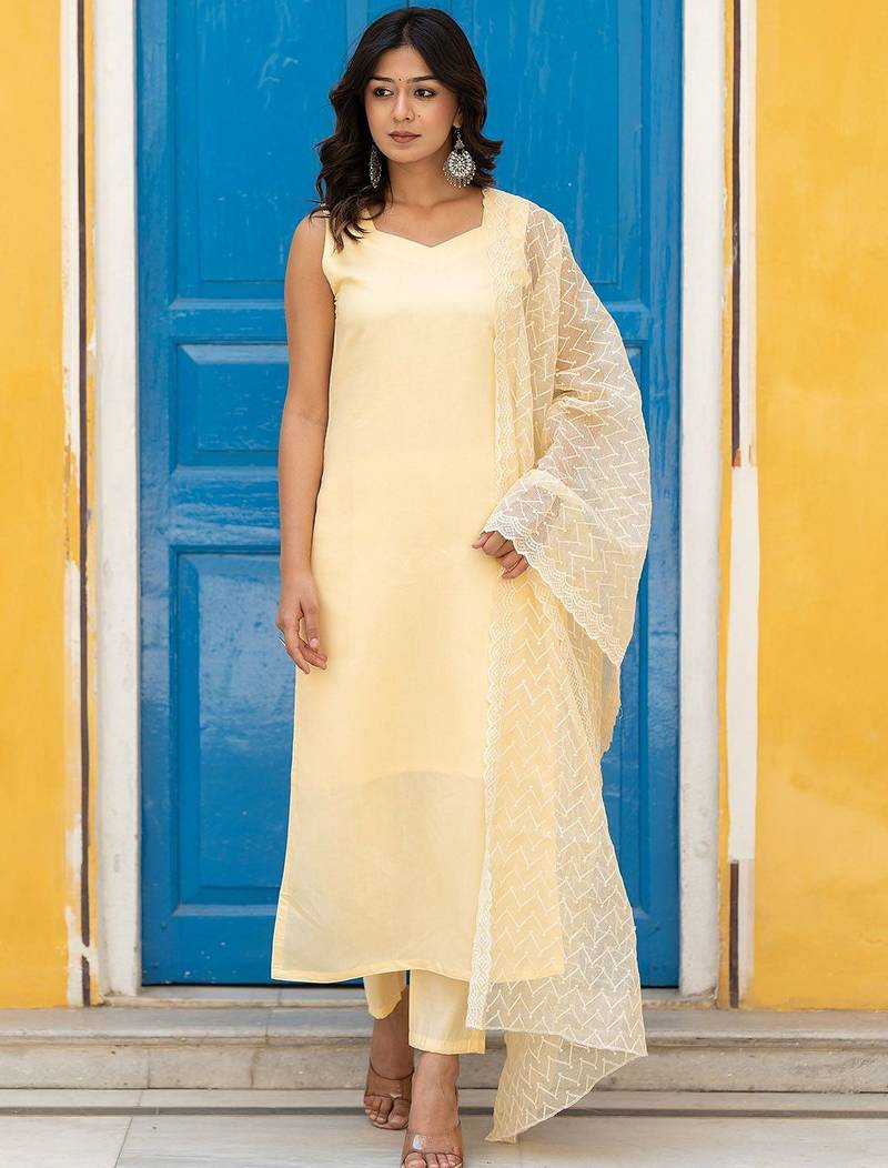 Sweetheart Neck Regular Thread Work Pure Silk Kurta With Trousers & Dupatta