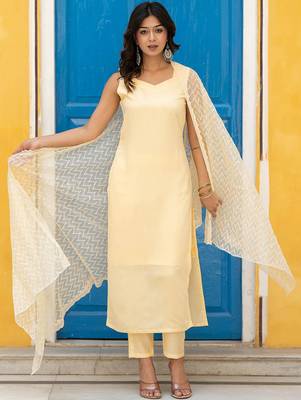 Sweetheart Neck Regular Thread Work Pure Silk Kurta With Trousers & Dupatta 6