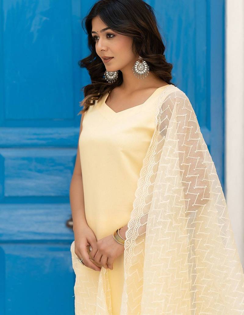 Sweetheart Neck Regular Thread Work Pure Silk Kurta With Trousers & Dupatta