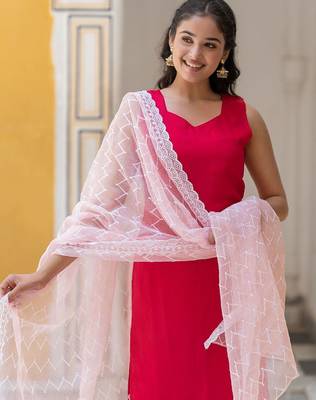 Sweetheart Neck Regular Thread Work Pure Silk Kurta With Trousers & Dupatta 2