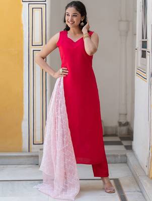 Sweetheart Neck Regular Thread Work Pure Silk Kurta With Trousers & Dupatta 5