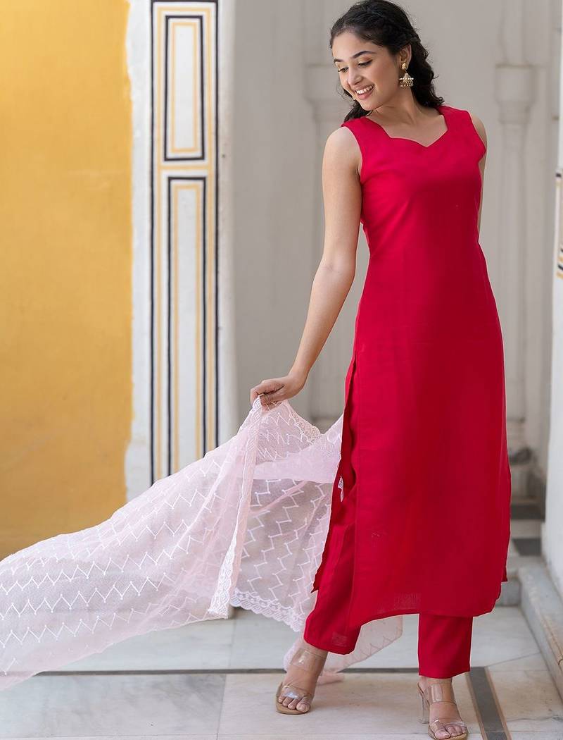 Sweetheart Neck Regular Thread Work Pure Silk Kurta With Trousers & Dupatta