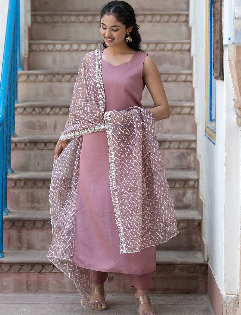 Sweetheart Neck Regular Thread Work Pure Silk Kurta With Trousers & Dupatta