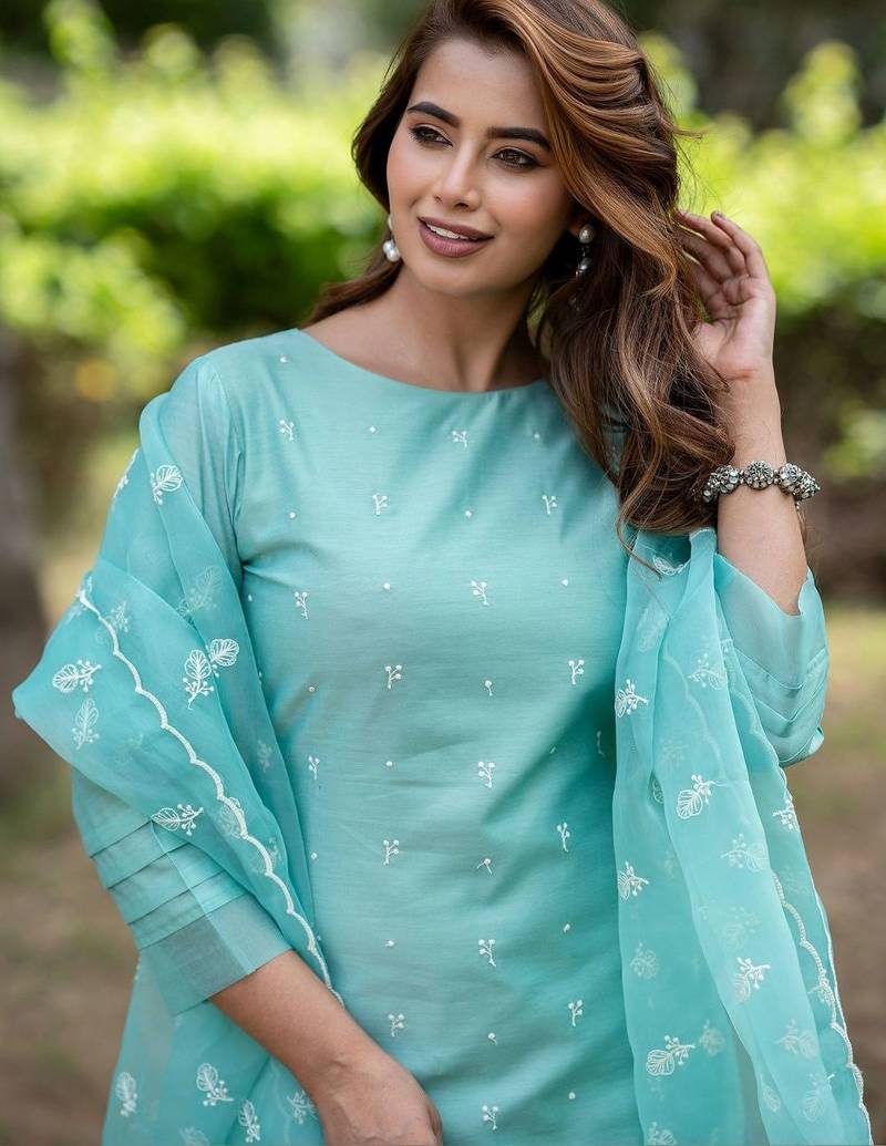 Women Ethnic Motifs Embroidered Regular Thread Work Chanderi Silk Kurta with Trousers & With Dupatta