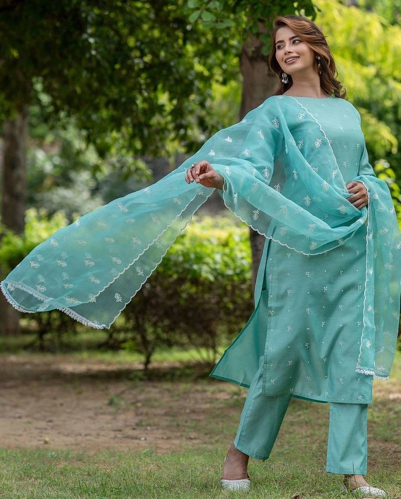 Women Ethnic Motifs Embroidered Regular Thread Work Chanderi Silk Kurta with Trousers & With Dupatta