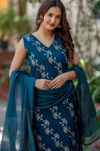 Women Floral Printed Regular Pure Silk Kurta with Trousers & With Dupatta