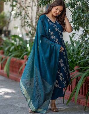 Women Floral Printed Regular Pure Silk Kurta with Trousers & With Dupatta 3