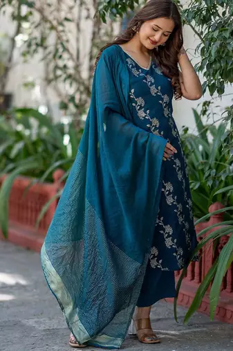Women Floral Printed Regular Pure Silk Kurta with Trousers & With Dupatta