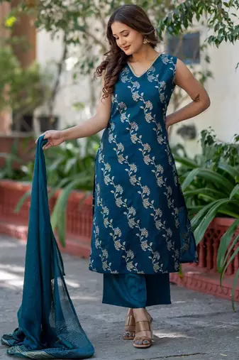 Women Floral Printed Regular Pure Silk Kurta with Trousers & With Dupatta