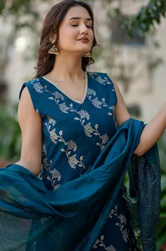 Women Floral Printed Regular Pure Silk Kurta with Trousers & With Dupatta