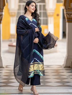 Women Dyed Regular Pure Silk Kurta with Trousers & With Dupatta 3