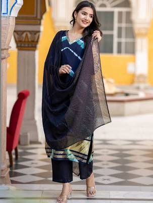 Women Dyed Regular Pure Silk Kurta with Trousers & With Dupatta 4