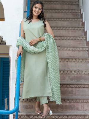 Sweetheart Neck Regular Thread Work Pure Silk Kurta With Trousers & Dupatta 1