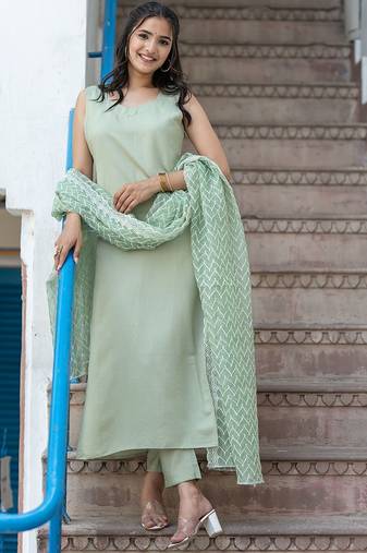 Sweetheart Neck Regular Thread Work Pure Silk Kurta With Trousers & Dupatta