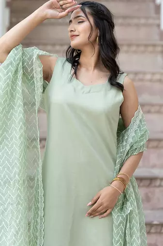 Sweetheart Neck Regular Thread Work Pure Silk Kurta With Trousers & Dupatta