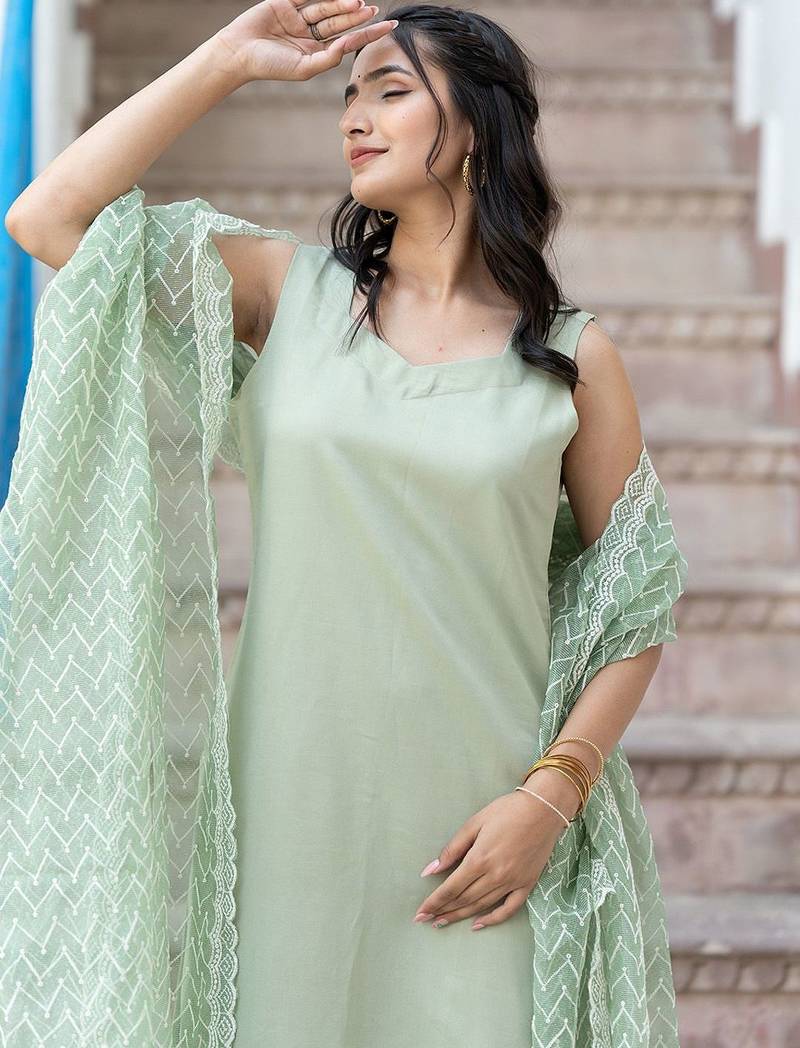 Sweetheart Neck Regular Thread Work Pure Silk Kurta With Trousers & Dupatta