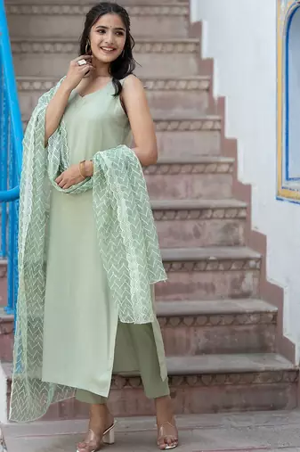 Sweetheart Neck Regular Thread Work Pure Silk Kurta With Trousers & Dupatta