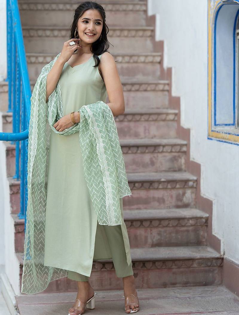 Sweetheart Neck Regular Thread Work Pure Silk Kurta With Trousers & Dupatta