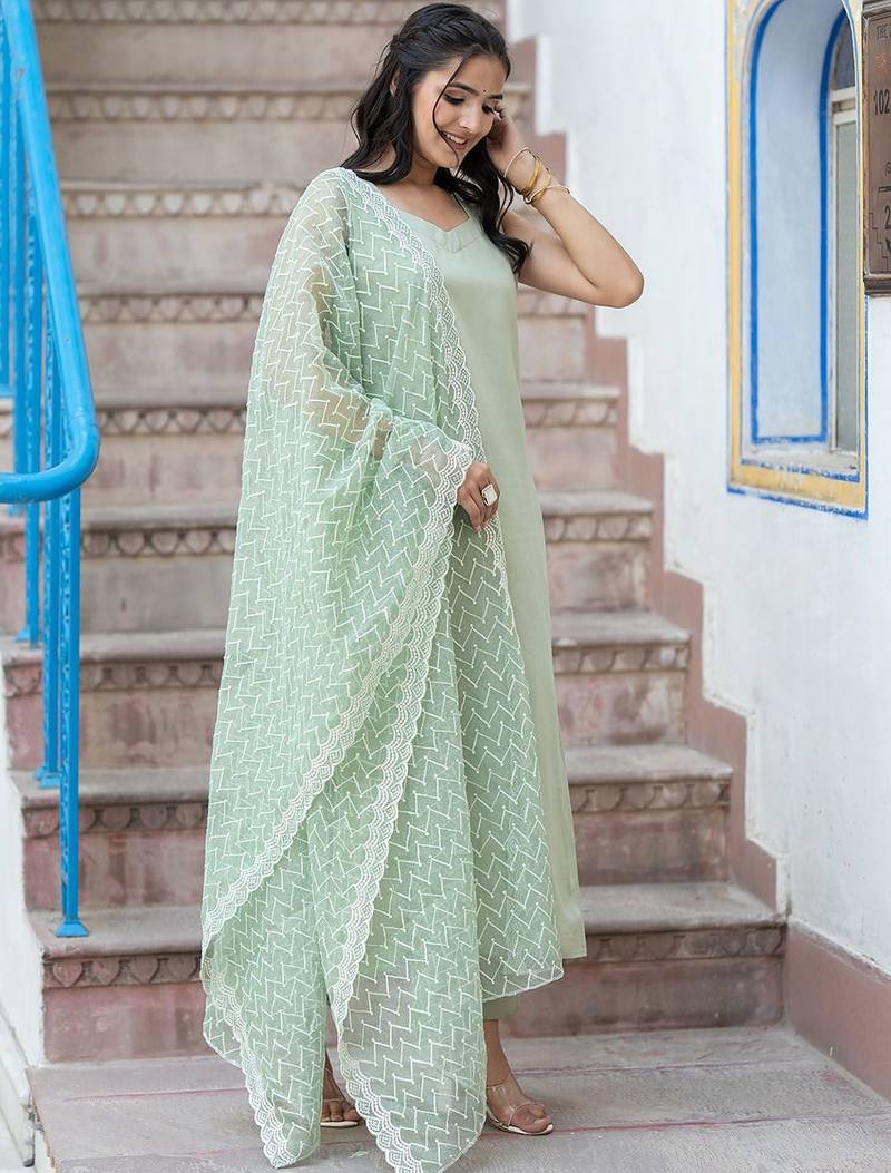 Sweetheart Neck Regular Thread Work Pure Silk Kurta With Trousers & Dupatta