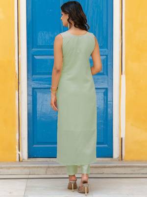 Sweetheart Neck Regular Thread Work Pure Silk Kurta With Trousers & Dupatta 5
