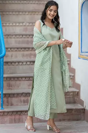 Sweetheart Neck Regular Thread Work Pure Silk Kurta With Trousers & Dupatta