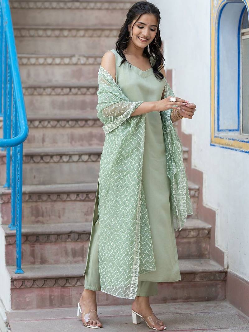 Sweetheart Neck Regular Thread Work Pure Silk Kurta With Trousers & Dupatta