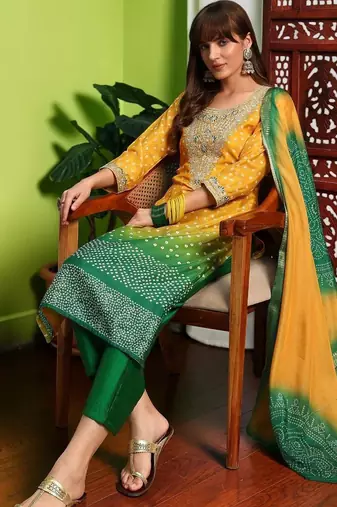 Women Bandhani Dyed Regular Thread Work Kurta with Trousers & With Dupatta