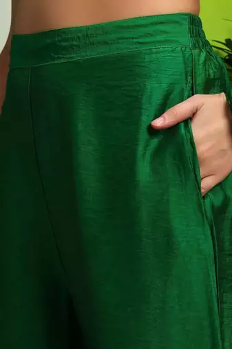 Women Bandhani Dyed Regular Thread Work Kurta with Trousers & With Dupatta
