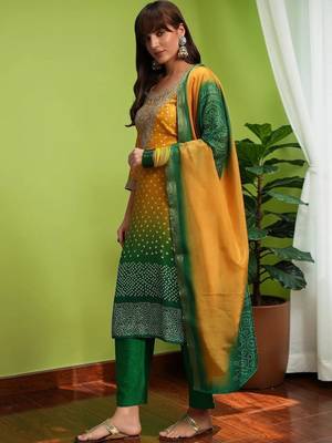 Women Bandhani Dyed Regular Thread Work Kurta with Trousers & With Dupatta 6