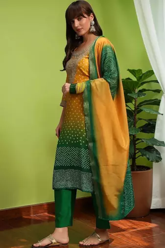 Women Bandhani Dyed Regular Thread Work Kurta with Trousers & With Dupatta
