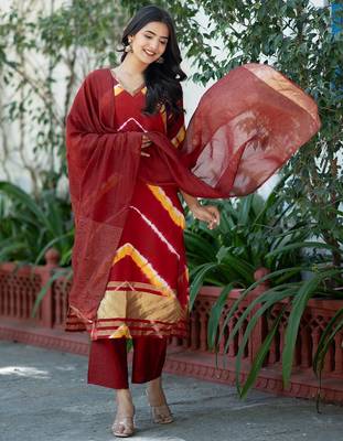 Women Dyed Regular Pure Silk Kurta with Trousers & With Dupatta 5