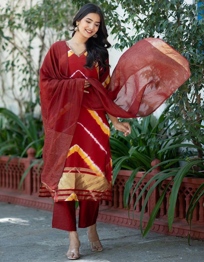 Women Dyed Regular Pure Silk Kurta with Trousers & With Dupatta