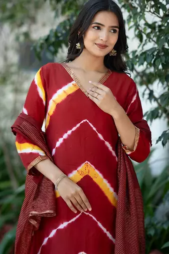 Women Dyed Regular Pure Silk Kurta with Trousers & With Dupatta