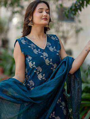 Floral Printed V-Neck Pure Silk Straight Kurta With Trousers & Dupatta 6