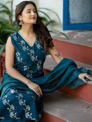 Floral Printed V-Neck Pure Silk Straight Kurta With Trousers & Dupatta 7