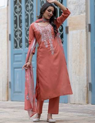 Women Floral Embroidered Regular Thread Work Kurta with Trousers & With Dupatta 6