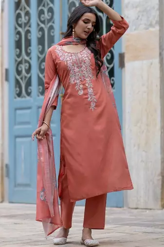 Women Floral Embroidered Regular Thread Work Kurta with Trousers & With Dupatta