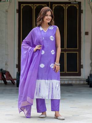 Women Dyed Regular Pure Silk Kurta with Trousers & With Dupatta 1