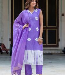 Women Bandhani Dyed Regular Aari Work Pure Silk Kurta with Trousers & With Dupatta