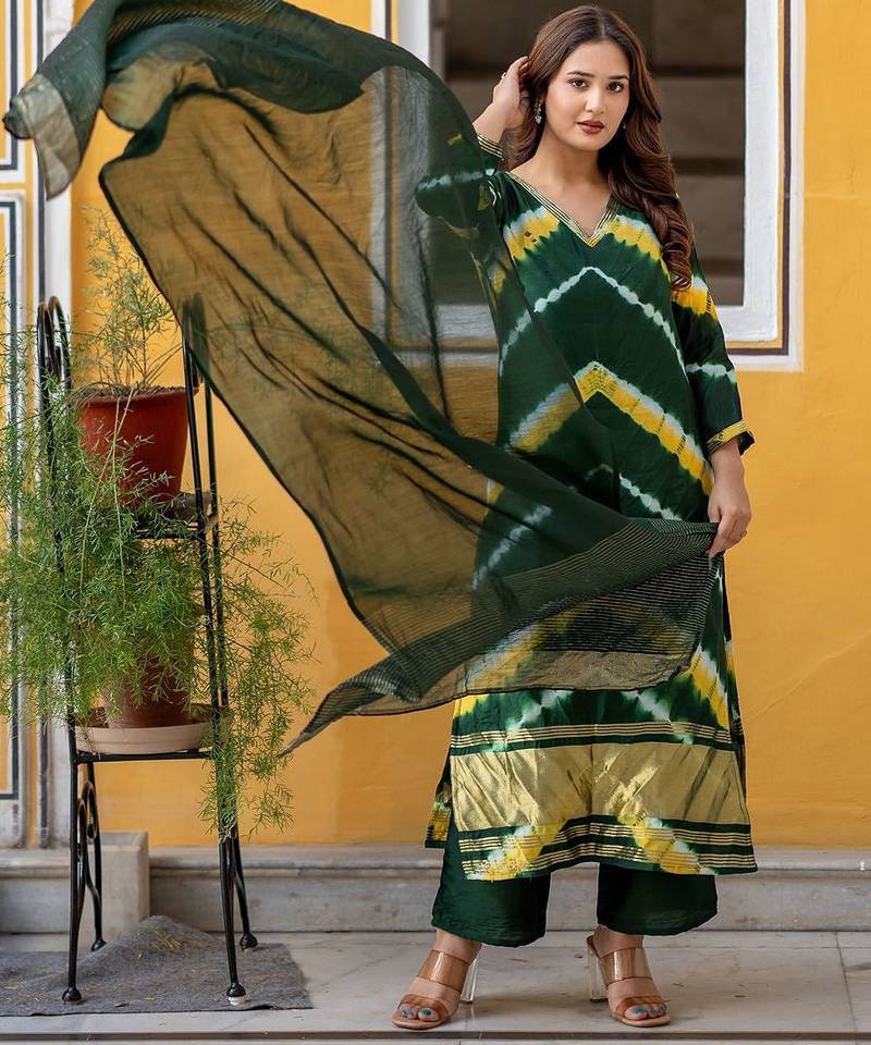 Women Dyed Regular Pure Silk Kurta with Trousers & With Dupatta